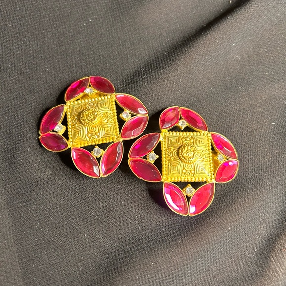 VTG Oversized pretty Gold tone metal and fuchsia rhinestone clip earrings. - Picture 7 of 7